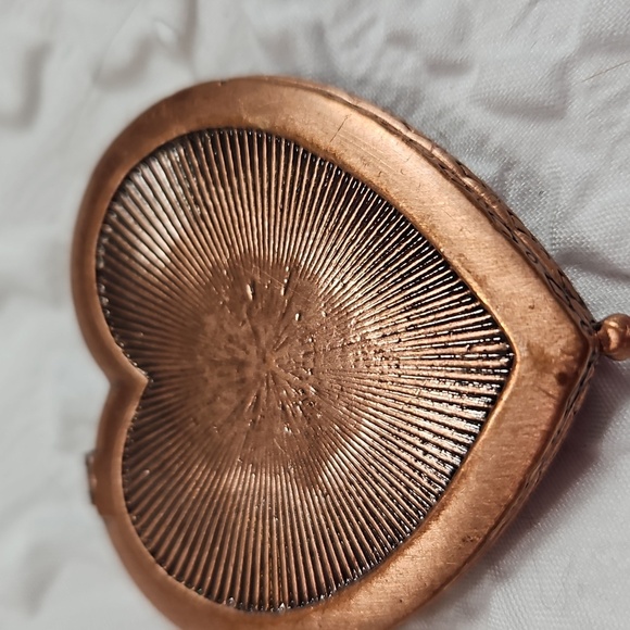 HEART SHAPED ENAMEL COMPACT WITH DUAL MIRROR 2" - Picture 3 of 8